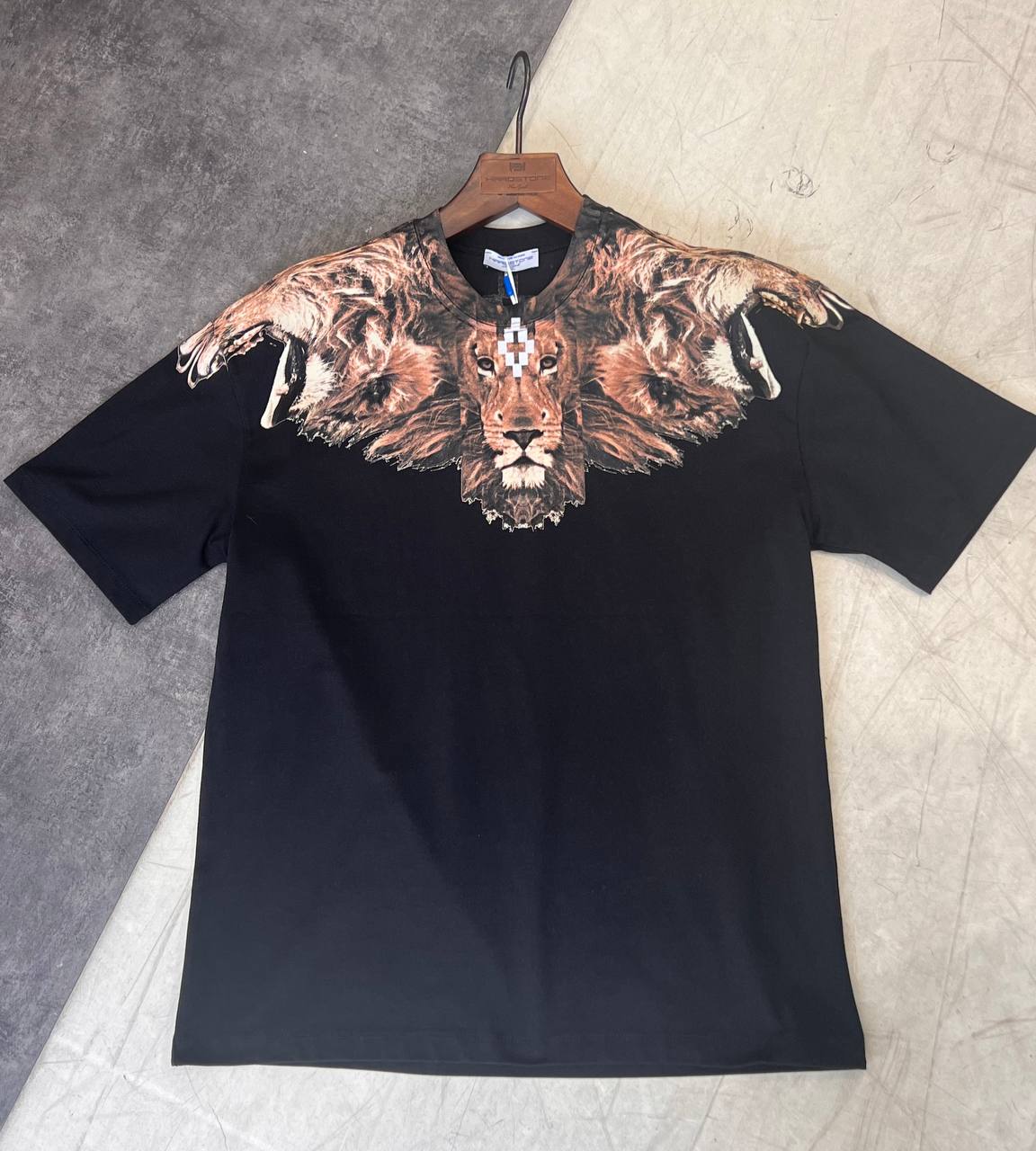 Lion over shoulder Hardstone T shirt