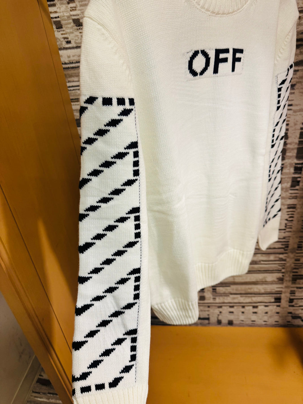 Off / White Sweater cozy fit