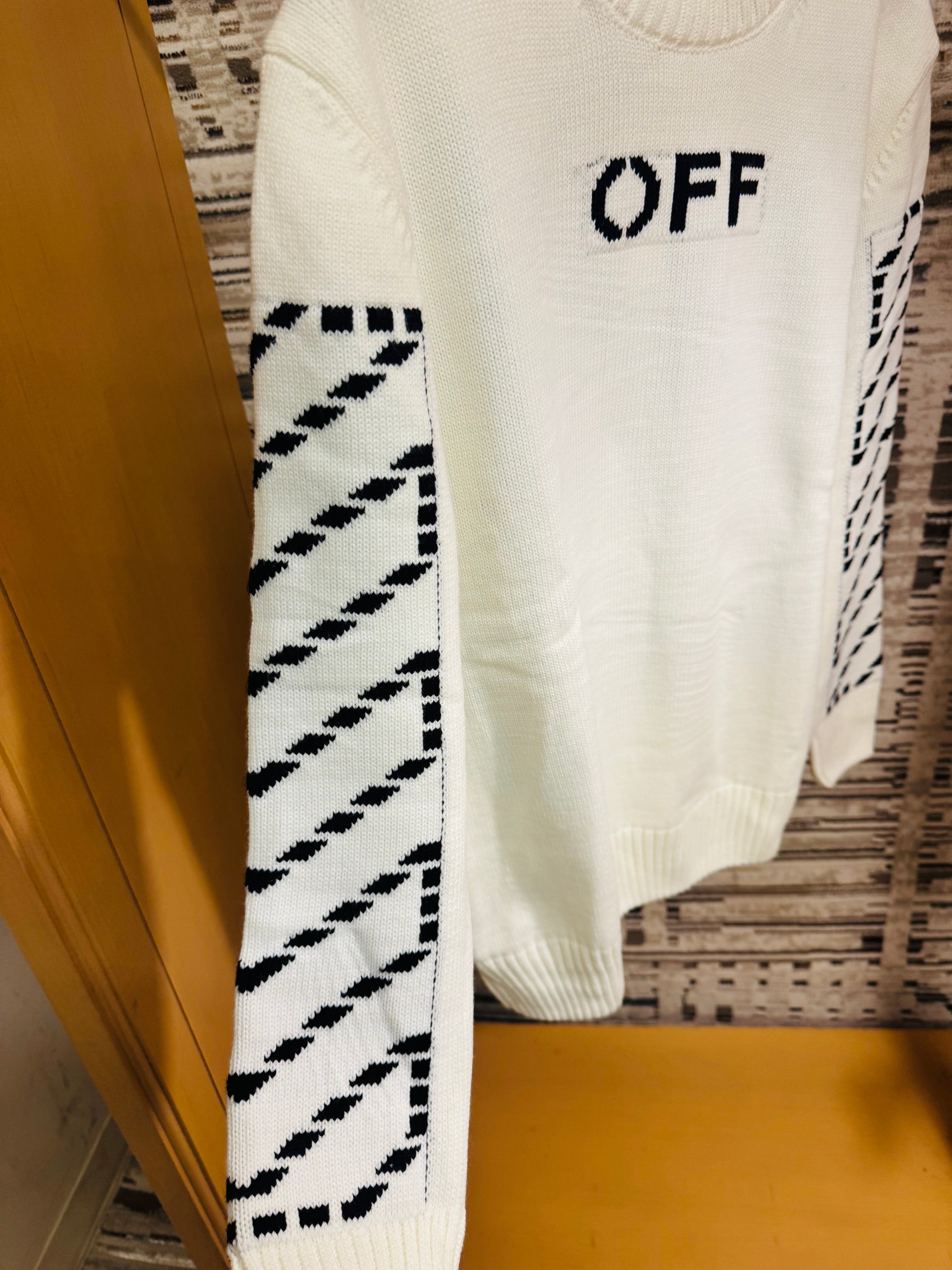 Off / White Sweater cozy fit
