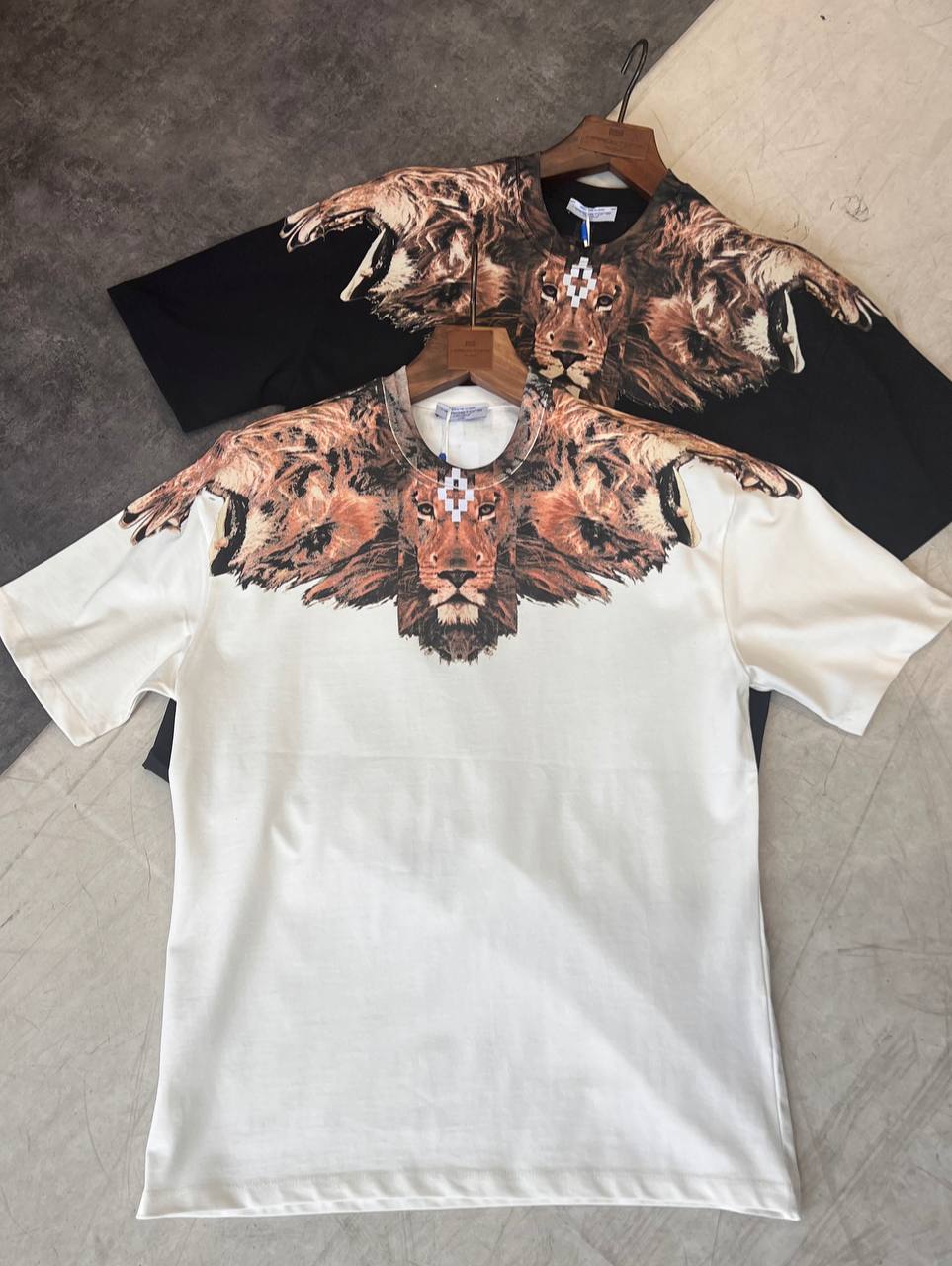 Lion over shoulder Hardstone T shirt