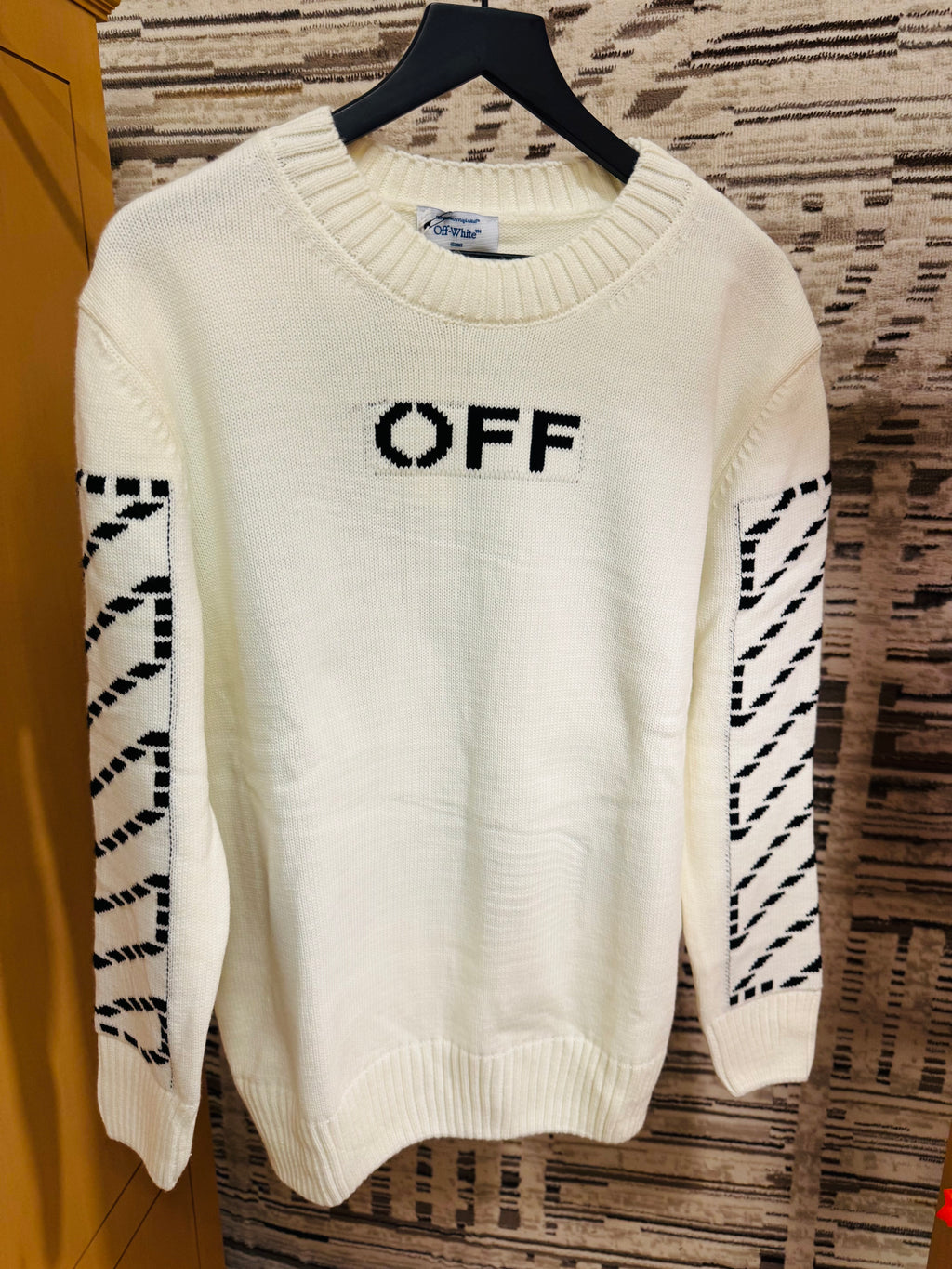 Off / White Sweater cozy fit