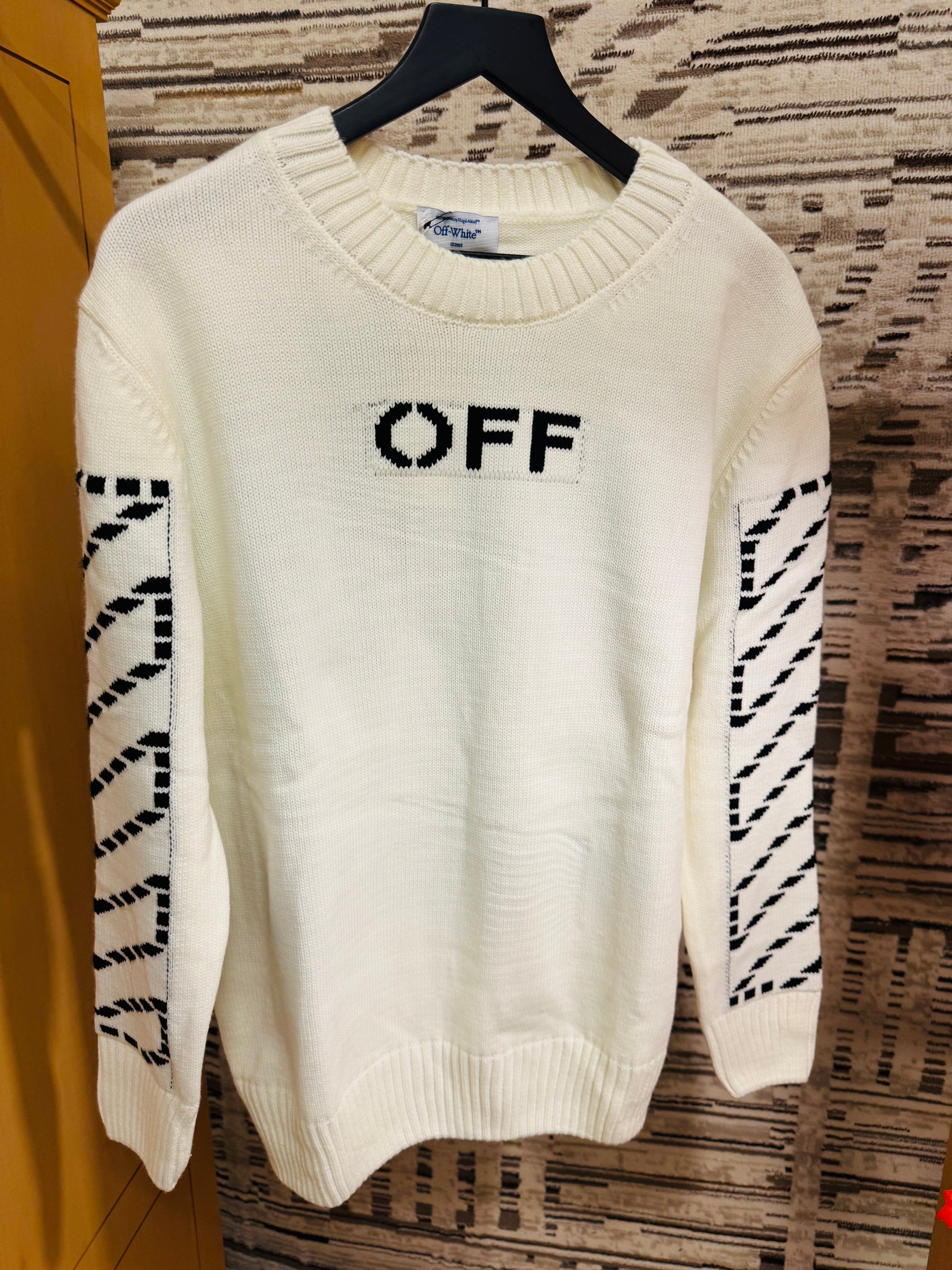 Off / White Sweater cozy fit