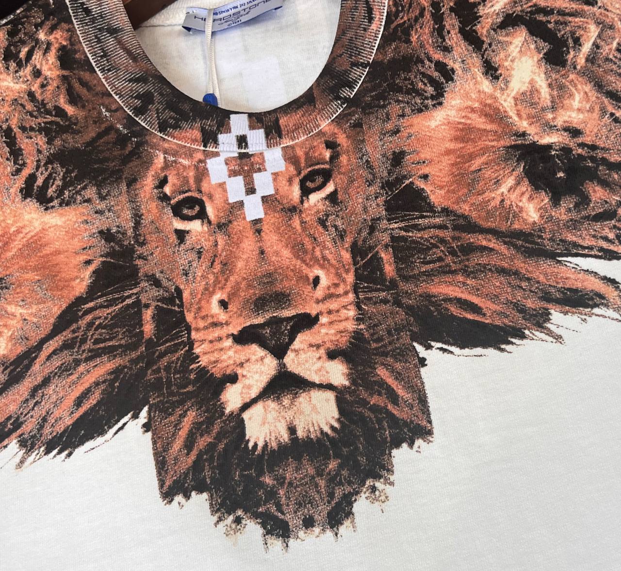 Lion over shoulder Hardstone T shirt
