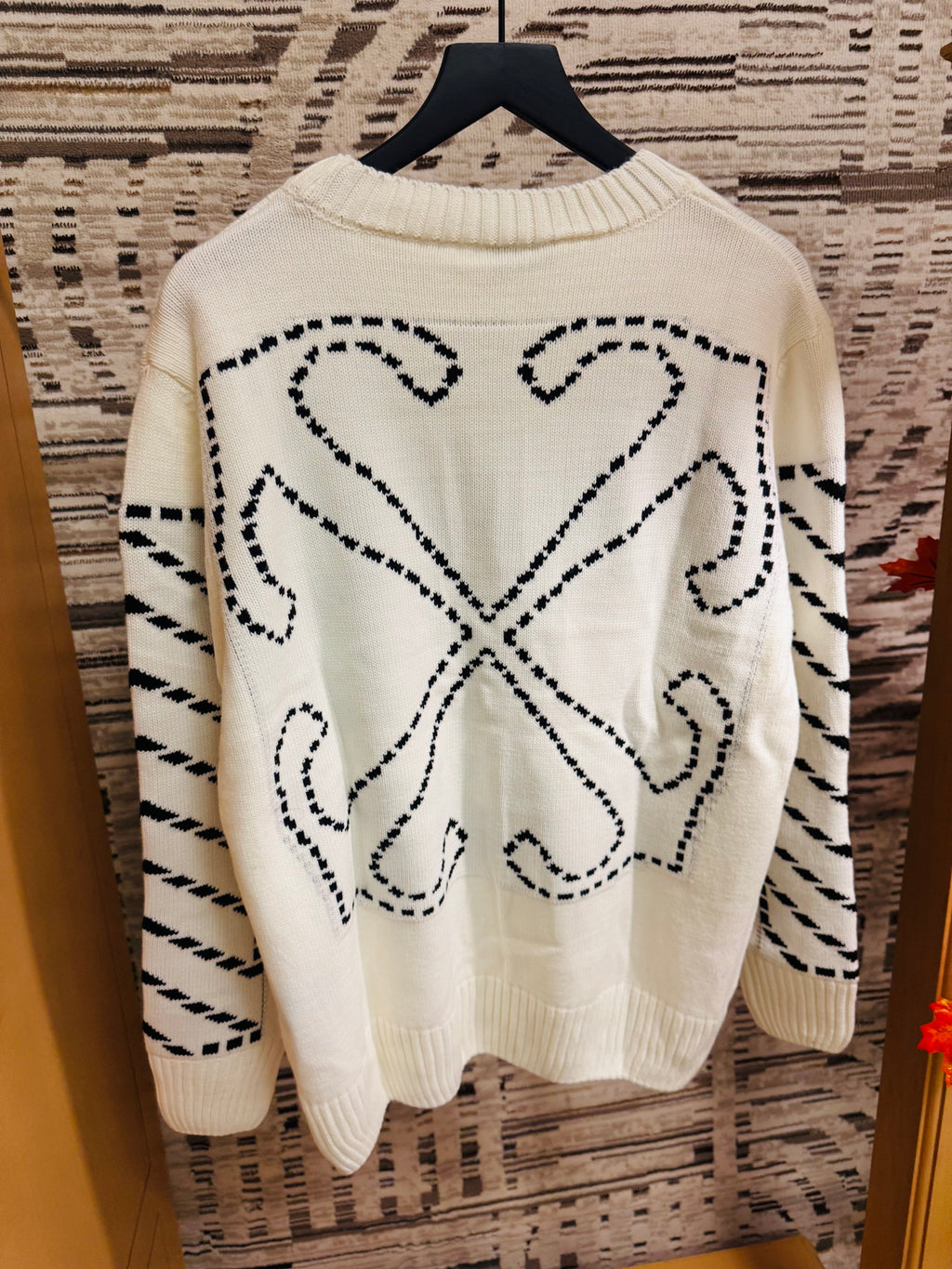 Off / White Sweater cozy fit