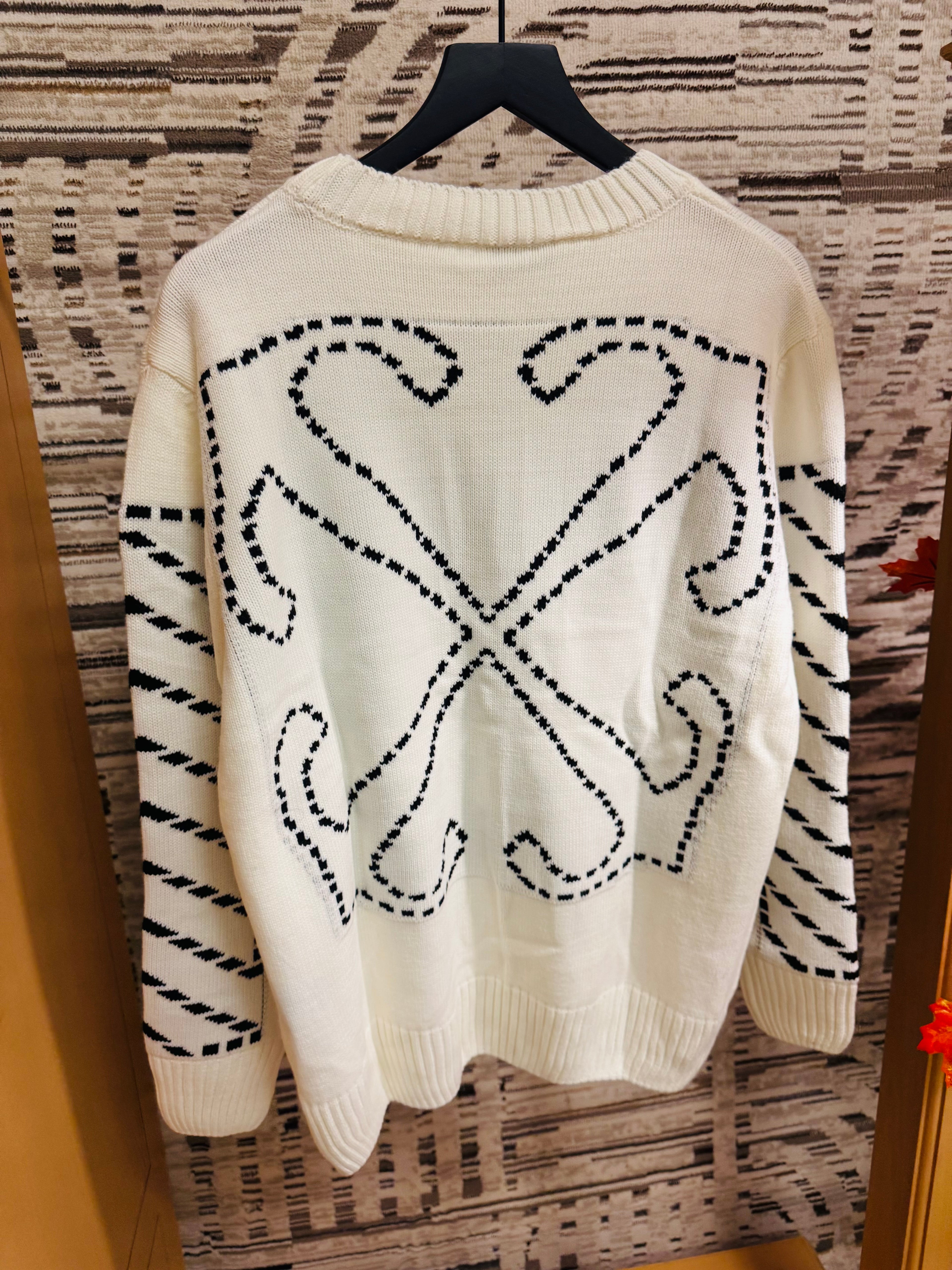 Off / White Sweater cozy fit